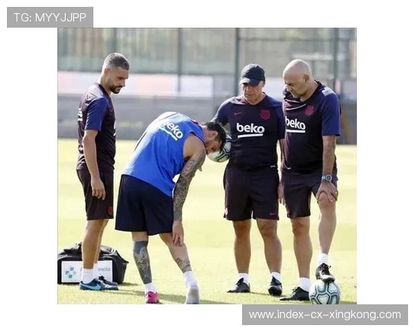 梅西训练被围观，诺坎普现场追星潮再现