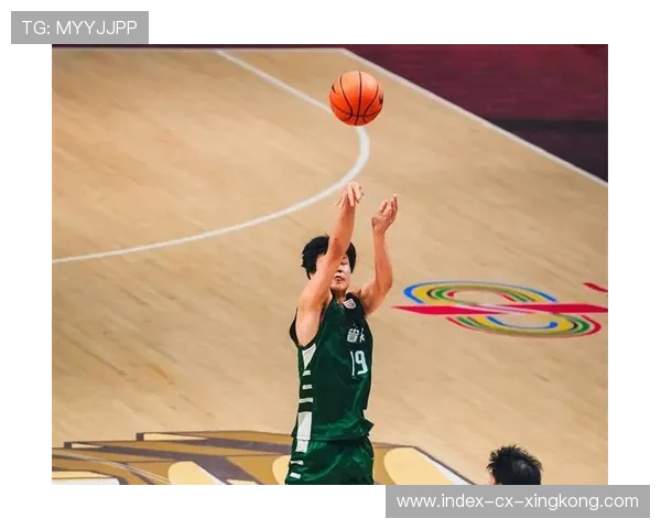 NCAA18岁新星三分12中10全美爆红——足球场的青春奇迹